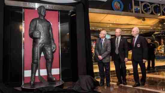 The Gordie Howe statue is now at the HHOF