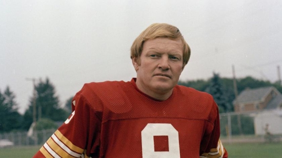 The Washington Commanders will retire Sonny Jurgensen&#039;s #9 this year