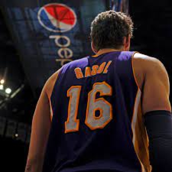 Pau Gasol&#039;s number retired by the Los Angeles Lakers