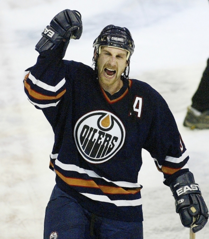 Former Oilers player Ryan Smyth takes flying elbow to head during senior  hockey playoff game