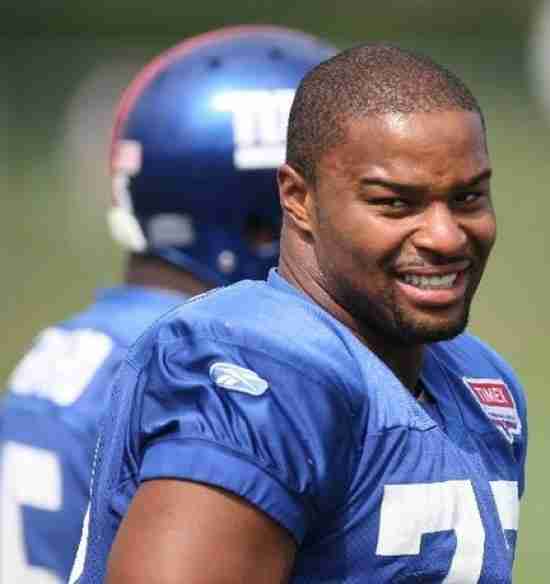 Osi Umenyiora Retires