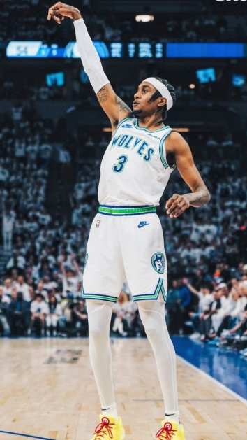 32. Jaden McDaniels